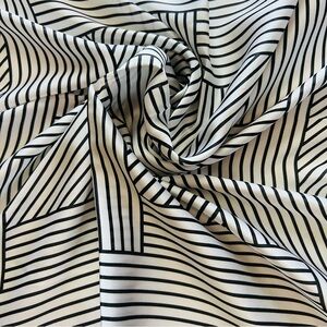 DAILYLOOK Black White Geometric Square Scarf 26”x26” Modern Striped Pattern